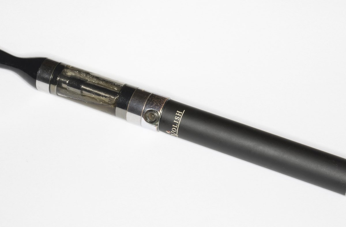 Black vape device with removable battery and charger