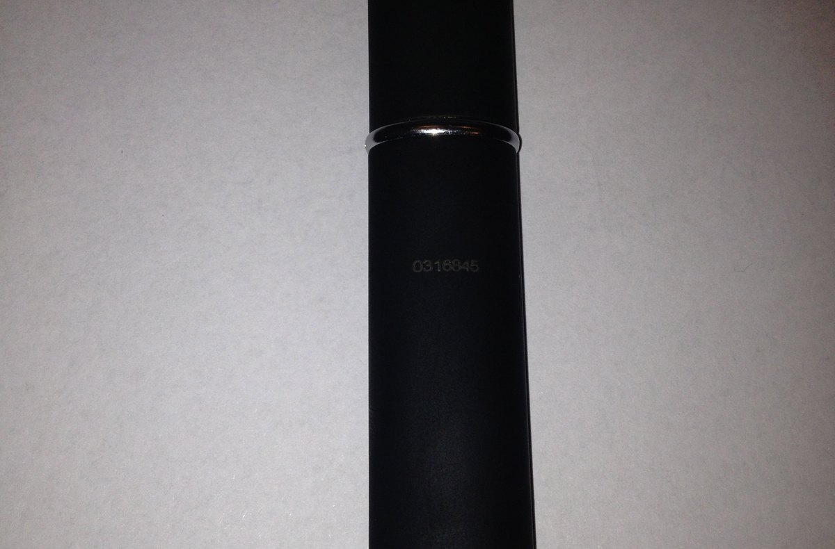 Compact electronic cigarette with its cartridge visible