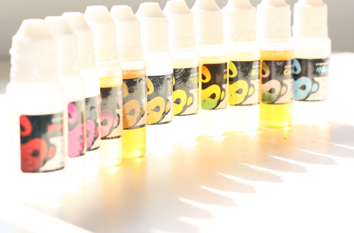 Bottle containing amber-colored e-liquid